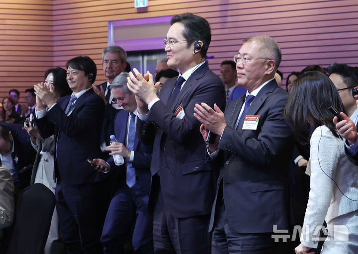 나란히 박수치는 정의선-이재용 회장