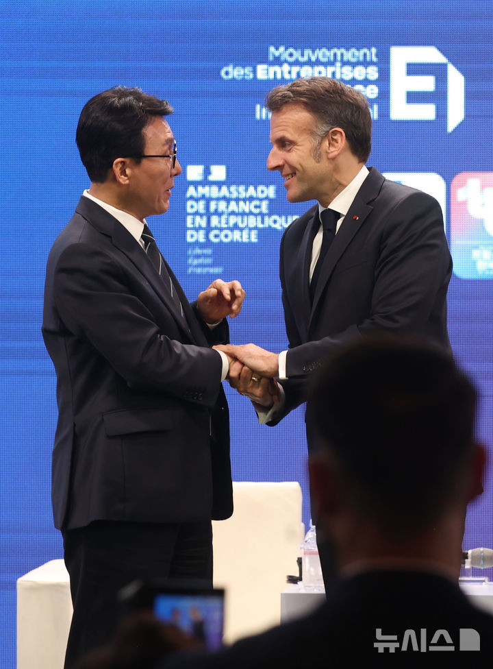 [서울=뉴시스] 청사사진기자단 = 에마뉘엘 마크롱 프랑스 대통령과 김민석 국무총리가 3일 서울 여의도동 FKI타워에서 열린 '제3차 한-프랑스 경제계 미래 대화'에서 악수를 하고 있다. 2026.04.03. photo@newsis.com 