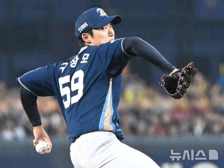 [광주=뉴시스] 이현행 기자 = 3일 오후 광주 북구 광주-기아챔피언스필드에서 열린 2026 신한 SOL KBO리그 NC다이노스 대 KIA타이거즈의 경기, 1회 말 NC 선발 구창모가 역투하고 있다. 2026.04.03. lhh@newsis.com