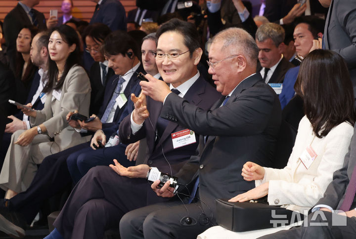 이재용 삼성전자 회장과 정의선 현대자동차그룹 회장이 3일 서울 여의도 FKI 컨퍼런스센터에서 열린 제3차 한-프랑스 경제계 미래대화 폐회식에 참석해 있다. 2026.04.03 청사사진기자단