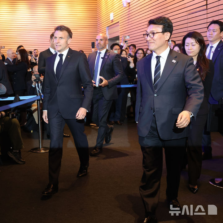 한-프 경제계 미래대화 폐회식 참석하는 김민석 총리-마크롱 대통령 