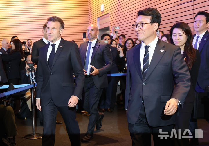 한-프 경제계 미래대화 폐회식 참석하는 김민석 총리-마크롱 대통령