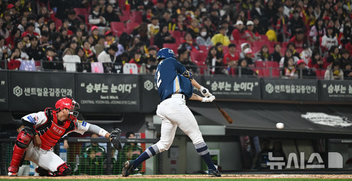 [광주=뉴시스] 이영주 기자 = 3일 오후 광주 북구 광주-기아챔피언스필드에서 열린 2026 신한 SOL KBO리그 NC다이노스 대 KIA타이거즈의 경기. 5회 초 2사 2루 상황 NC 박민우가 중견수 앞 1루타를 날리면서 적시타를 뽑아내고 있다. 2026.04.03. leeyj2578@newsis.com