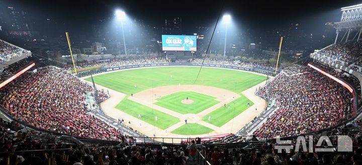 KIA타이거즈 첫 홈경기, 팬들로 가득 찬 경기장