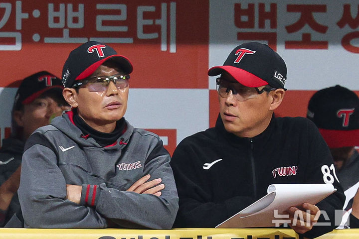 경기 지켜보는 LG 염경엽 감독