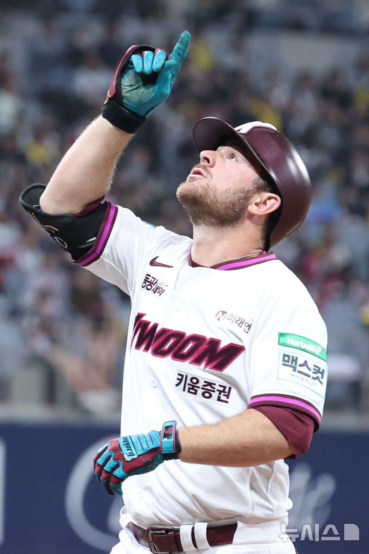 [서울=뉴시스] 권창회 기자 = 3일 오후 서울 구로구 고척스카이돔에서 열린 2026 KBO리그 LG 트윈스와 키움 히어로즈의 경기, 6회 말 2사 2루 키움 브룩스가 1타점 적시타를 친 뒤 세리머니 하고 있다. 2026.04.03. kch0523@newsis.com