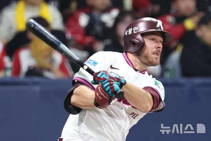 [서울=뉴시스] 권창회 기자 = 3일 오후 서울 구로구 고척스카이돔에서 열린 2026 KBO리그 LG 트윈스와 키움 히어로즈의 경기, 6회 말 2사 2루 키움 브룩스가 1타점 적시타를 치고 있다. 2026.04.03. kch0523@newsis.com