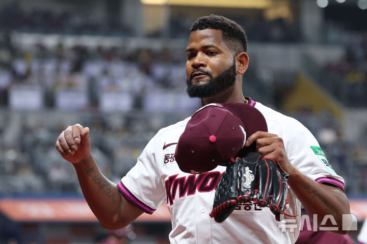 [서울=뉴시스] 권창회 기자 = 3일 오후 서울 구로구 고척스카이돔에서 열린 2026 KBO리그 LG 트윈스와 키움 히어로즈의 경기, 7회 1사 후 키움 선발 알칸타라가 마운드를 내려가고 있다. 2026.04.03. kch0523@newsis.com