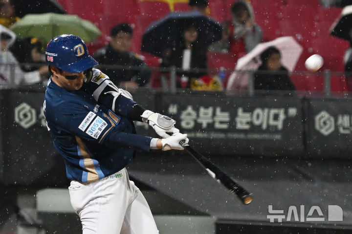 [광주=뉴시스] 이영주 기자 = 3일 오후 광주 북구 광주-기아챔피언스필드에서 열린 2026 신한 SOL KBO리그 NC다이노스 대 KIA타이거즈의 경기. 8회 초 무사 1루 상황 NC 박건우가 우익수 오른쪽 뒤 2루타를 날리고 있다. 2026.04.03. leeyj2578@newsis.com