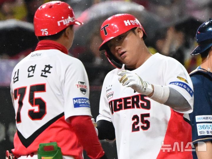 홈런 날리고 하이파이브하는 한준수