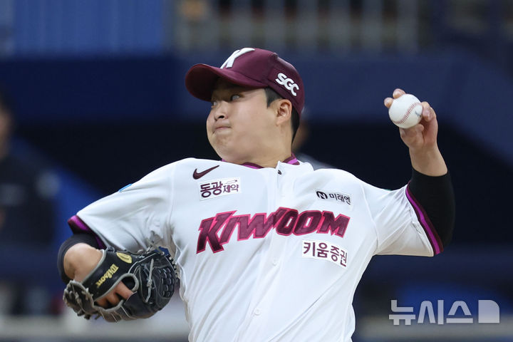 [서울=뉴시스] 권창회 기자 = 3일 오후 서울 구로구 고척스카이돔에서 열린 2026 KBO리그 LG 트윈스와 키움 히어로즈의 경기, 9회 초 키움 김재웅이 역투하고 있다. 2026.04.03. kch0523@newsis.com