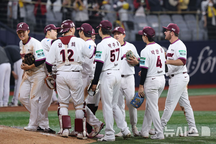 [서울=뉴시스] 권창회 기자 = 3일 오후 서울 구로구 고척스카이돔에서 열린 2026 KBO리그 LG 트윈스와 키움 히어로즈의 경기, 5-2로 승리한 키움 선수들이 기뻐하고 있다. 2026.04.03. kch0523@newsis.com