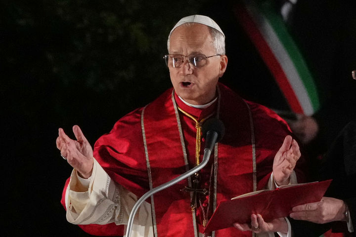 [로마=AP/뉴시스]레오 14세 교황이 3일(현지시각) 이탈리아 로마 콜로세움에서 열린 성 금요일 십자가의 길(Via Crucis) 행렬 말미에 신자들에게 연설하고 있다. 2026.4.4.