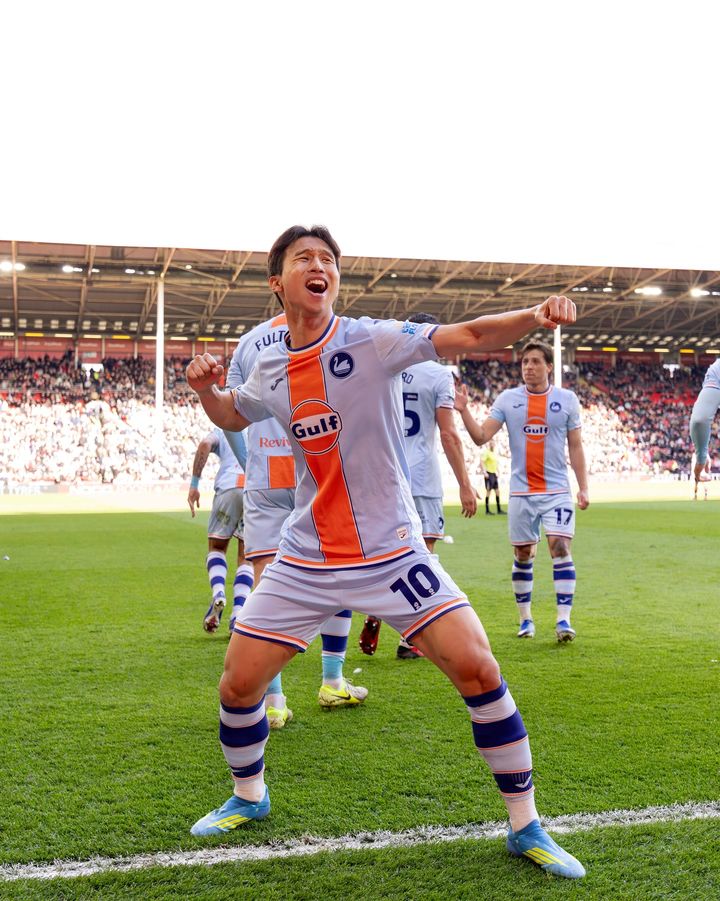 스완지시티 엄지성 셰필드전 동점골 세리머니