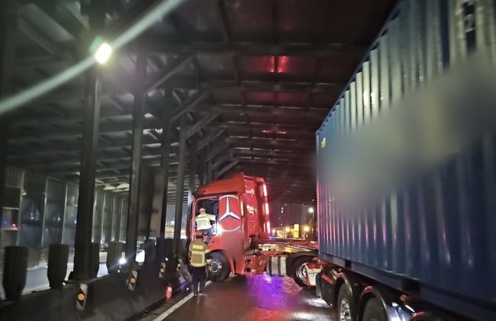 [부산=뉴시스] 지난 3일 오후 11시29분께 부산 동서고가도로 학장방음터널지점에서 트레일러가 빗길에 미끄러지면서 중앙 가드레일을 들이받았다. (사진=부산경찰청 제공) 2026.04.04. photo@newsis.com *재판매 및 DB 금지