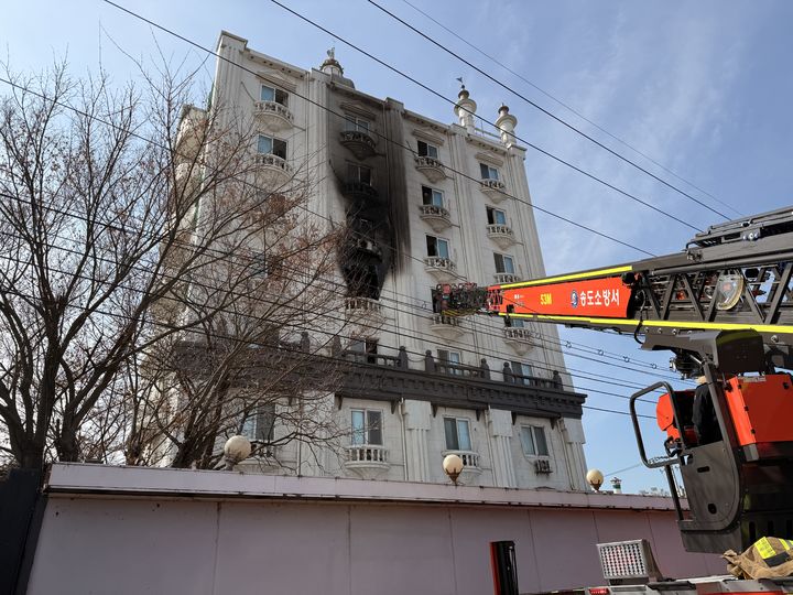 인천 연수구 옥련동 모텔 화재 현장. (사진=인천소방본부 제공) 2026.04.04. photo@newsis.com *재판매 및 DB 금지