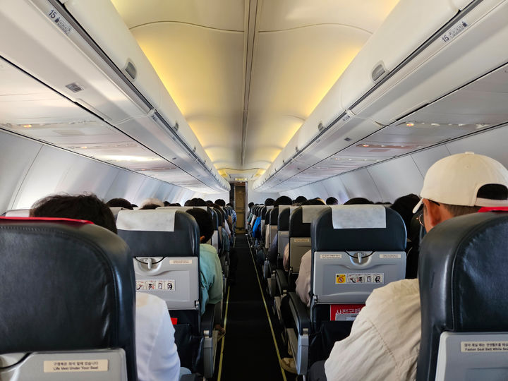 [서울=뉴시스]비행기에서 많은 승객과 접촉하게 되는 '통로 쪽 좌석'이 세균 감염 가능성이 가장 높다. (사진=유토이미지)  *재판매 및 DB 금지