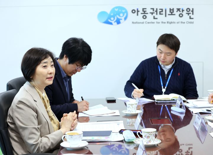 [세종=뉴시스]이스란 보건복지부 1차관이 3일 입양 업무를 수행하고 있는 아동권리보장원을 방문해 '입양절차 개선대책' 이행 상황을 점검하고 현장 의견을 청취했다. (사진=보건복지부 제공) 2026.04.04. photo@newsis.com *재판매 및 DB 금지