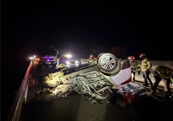 [구미=뉴시스] 지난 3일 오후 10시49분께 경북 구미시 도개면 다곡리 상주영천고속도로 영천 방향 19.4㎞ 지점에서 투싼 차량이 24t 화물차를 추돌하는 사고가 발생했다. (사진=경북소방본부 제공) 2026.04.04. photo@newsis.com *재판매 및 DB 금지