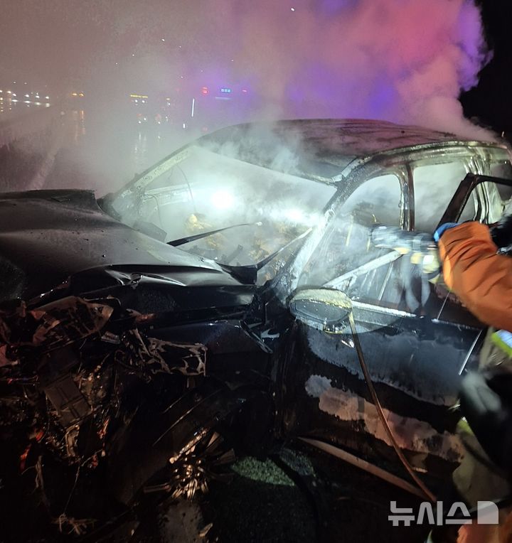 [대구=뉴시스] 4일 오전 0시15분께 대구 동구 도동분기점 인근 경부고속도로 서울 방면 126㎞ 지점에서 교통사고가 발생했다.경찰은 1차 단독 사고로 1차로에 멈춰 있던 팰리세이드 차량을 뒤따르던 아반떼 차량이 들이받으면서 사고가 난 것으로 보고 있다. (사진=대구소방안전본부 제공) 2026.04.04. photo@newsis.com
