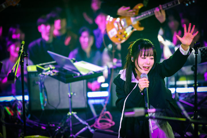 [서울=뉴시스] 3일 오후 서울 강서구 LG아트센터 서울 U+스테이지 홀에서 열린 EBS 스페이스 공감 '홈커밍데이'에서 한로로가 공연하는 모습. (사진 = EBS 제공) 2026.04.05 photo@newsis.com *재판매 및 DB 금지