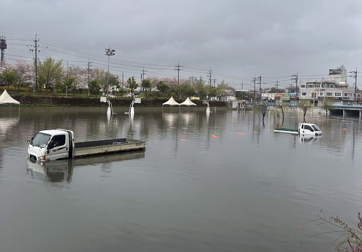 [부산=뉴시스] 4일 오전 8시13분께 부산 사상구의 한 하천에서 주차된 차량이 침수됐다는 신고가 접수됐다. (사진=부산소방재난본부 제공) 2026.04.04. photo@newsis.com *재판매 및 DB 금지