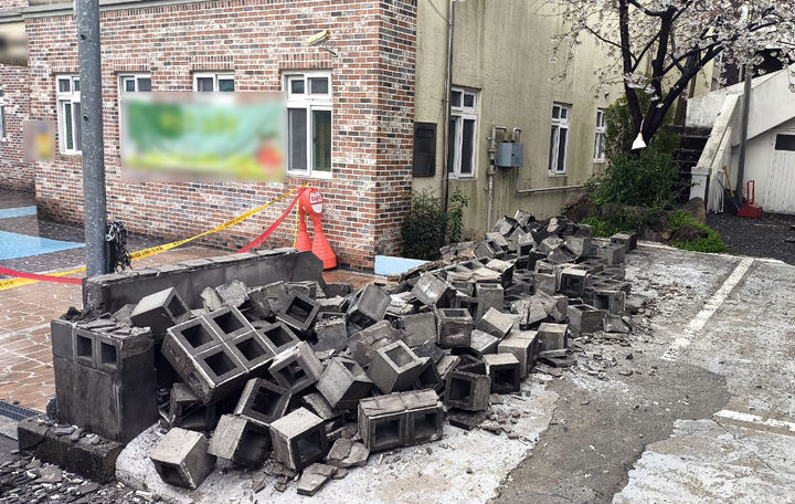 [부산=뉴시스] 4일 오전 10시51분께 부산 수영구의 한 주택에서 담벼락이 붕괴돼 소방이 안전조치에 나섰다. (사진=부산소방재난본부 제공) 2026.04.04. photo@newsis.com *재판매 및 DB 금지