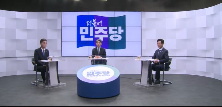 더불어민주당 강릉시장 선거 경선 김중남 후보와 김한근 후보가 토론회를 하고 있다.(사진=헬로뉴스 유튜브 캠쳐)photo2newsis.com *재판매 및 DB 금지