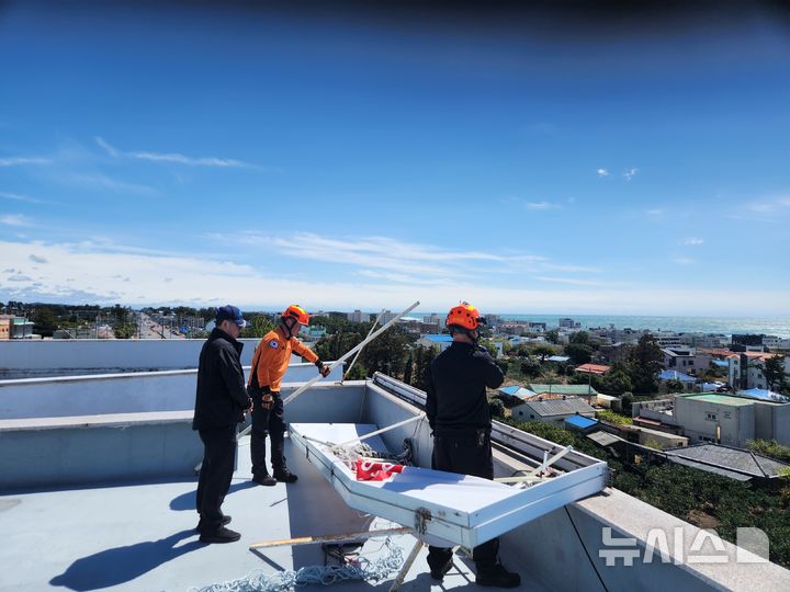 =[제주=뉴시스] 강풍주의보가 내려진 4일 오후 서귀포시 남원읍 소재 건물에서 강풍에 의해 간판이 파손돼 소방당국이 조치에 나서고 있다. (사진=제주소방안전본부 제공) 2026.04.04. photo@newsis.com