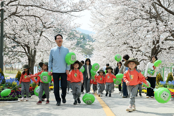 [고창=뉴시스] 제4회 고창 벚꽃축제 개막일인 지난 3일 심덕섭 고창군수가 지역 어린이들과 함께 벚꽃길을 걷고 있다. *재판매 및 DB 금지