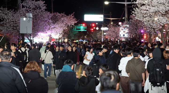 [정읍=뉴시스] 2026 정읍 벚꽃축제 개막일, 많은 인파가 몰린 정읍천변 벚꽃길 풍경. *재판매 및 DB 금지