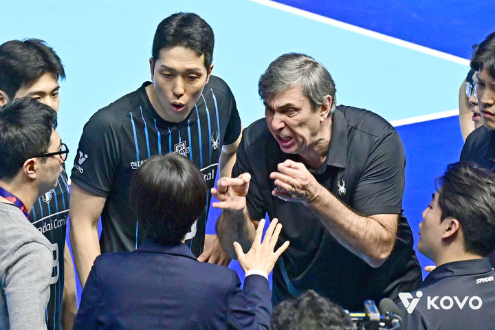 [서울=뉴시스]비디오판독에 항의하는 남자배구 현대캐피탈 블랑 감독. (사진=KOVO 제공)