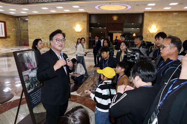 [서울=뉴시스]우원식 국회의장은 4일 오후 국회에서 열린 '12·3 비상계엄' 현장 특별 설명회에 도슨트로 나서 시민들과 함께 주요 현장을 둘러봤다. (사진=국회의장실 제공) 2026.04.04. photo@newsis.com *재판매 및 DB 금지