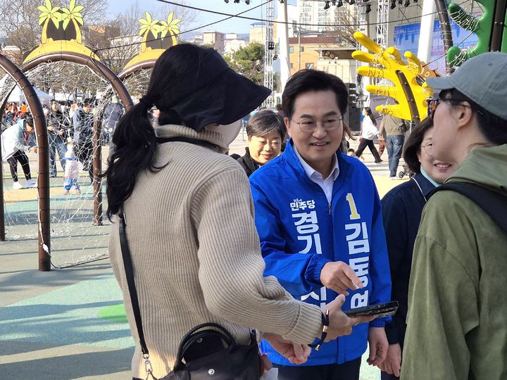 [수원=뉴시스] 이병희 기자 = 김동연 더불어민주당 경기도지사 경선 후보가 4일 수원시 장안구 만석공원에서 시민들과 대화를 나누고 있다. 2026.04.04. iambh@newsis.com *재판매 및 DB 금지