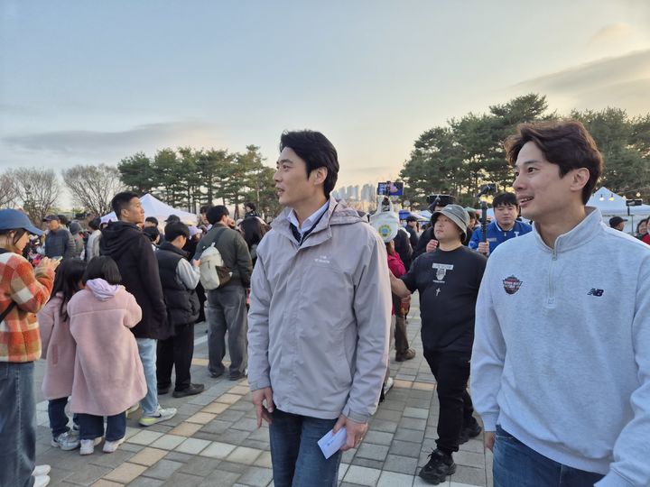 [수원=뉴시스] 이병희 기자 = 한준호 더불어민주당 경기도지사 경선 후보가 4일 수원시 장안구 만석공원에서 시민들에게 인사하고 있다. 2026.04.04. iambh@newsis.com *재판매 및 DB 금지