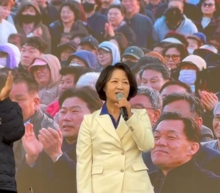 [수원=뉴시스] 이병희 기자 = 추미애 더불어민주당 경기도지사 경선 후보가 4일 수원시 장안구 만석공원에서 발언하고 있다. (사진=추미애의원실 제공) 2026.04.04. photo@newsis.com *재판매 및 DB 금지