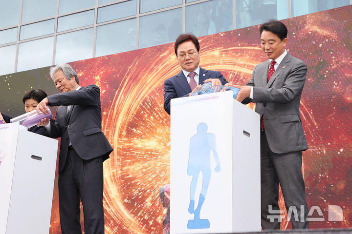 [김해=뉴시스]박완수(오른쪽서 두 번째부터) 경남도지사가 4일 김해시립김영원미술관 개관식에 참석해 김영원 작가 등과 '컬러 모래 퍼포먼스'를 하고 있다.(사진=경남도 제공) 2026.04.04. photo@newsis.com