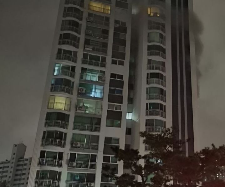 수원 장안구 아파트 화재 현장(사진=경기도소방재난본부 제공) *재판매 및 DB 금지