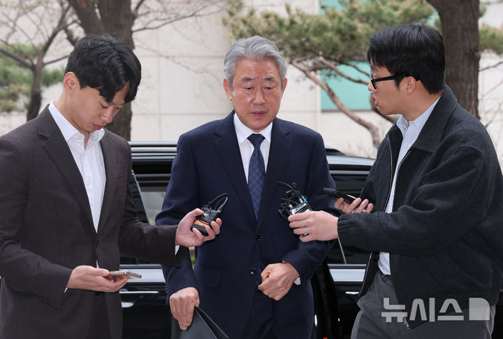 [서울=뉴시스] 박주성 기자 = 1억원대 뇌물 수수 의혹을 받고 있는 강호동 농협중앙회장이 4일 오전 서울 마포구 서울특별시경찰청 광역수사단으로 조사를 받기 위해 출석하며 취재진 질문을 받고 있다. 2026.04.04. park7691@newsis.com