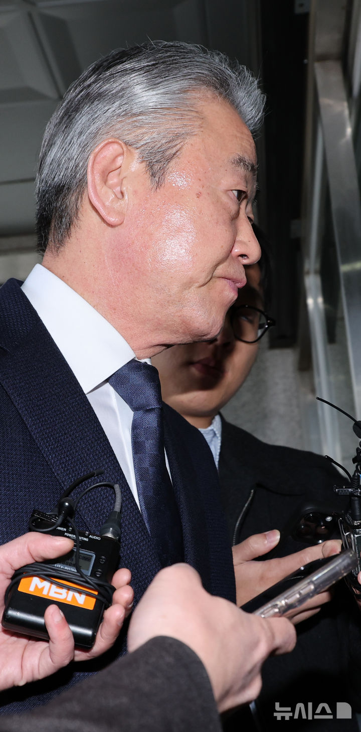 '1억 뇌물수수 의혹' 강호동 농협중앙회장, 경찰 조사 출석