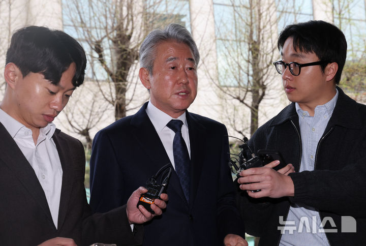 [서울=뉴시스] 박주성 기자 = 1억원대 뇌물 수수 의혹을 받고 있는 강호동 농협중앙회장이 4일 오전 서울 마포구 서울특별시경찰청 광역수사단으로 조사를 받기 위해 출석하며 취재진 질문을 받고 있다. 2026.04.04. park7691@newsis.com