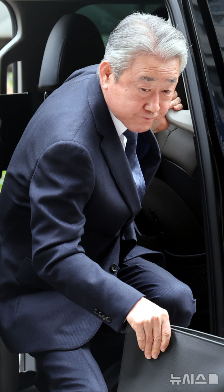 [서울=뉴시스] 박주성 기자 = 1억원대 뇌물 수수 의혹을 받고 있는 강호동 농협중앙회장이 4일 오전 서울 마포구 서울특별시경찰청 광역수사단으로 조사를 받기 위해 출석하고 있다. 2026.04.04. park7691@newsis.com