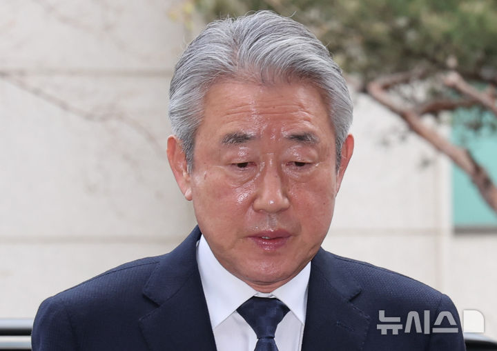 [서울=뉴시스] 박주성 기자 = 1억원대 뇌물 수수 의혹을 받고 있는 강호동 농협중앙회장이 4일 오전 서울 마포구 서울특별시경찰청 광역수사단으로 조사를 받기 위해 출석하고 있다. 2026.04.04. park7691@newsis.com