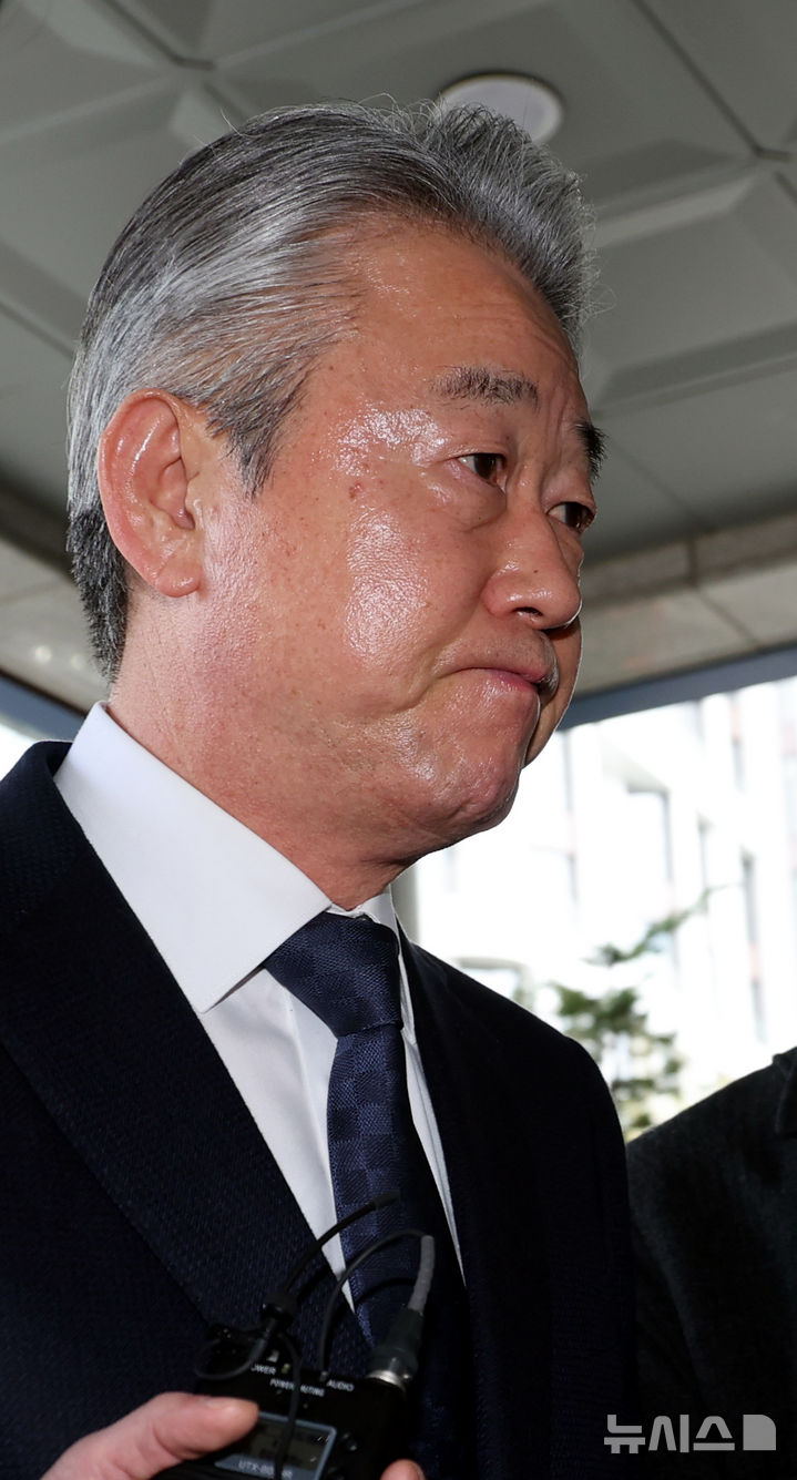 [서울=뉴시스] 박주성 기자 = 1억원대 뇌물 수수 의혹을 받고 있는 강호동 농협중앙회장이 4일 오전 서울 마포구 서울특별시경찰청 광역수사단으로 조사를 받기 위해 출석하고 있다. 2026.04.04. park7691@newsis.com