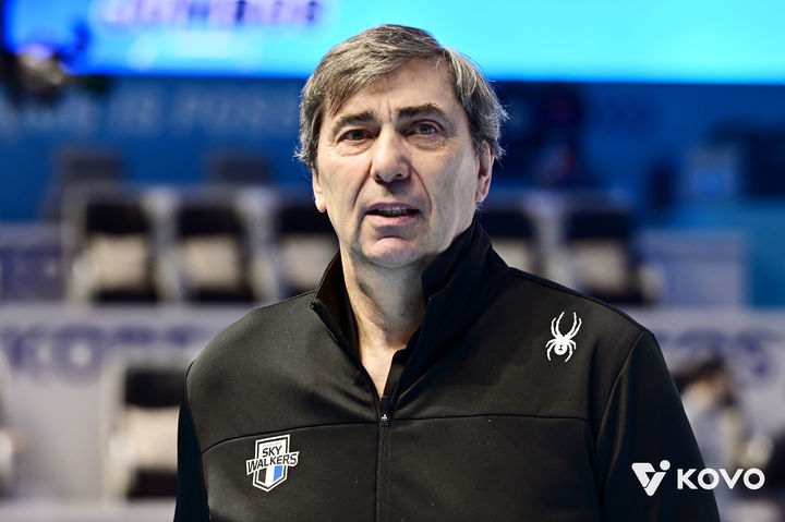 [서울=뉴시스] 정병혁 기자 = 4일 인천 계양체육관에서 열린 2025-2026 V리그 챔피언결정전 2차전 대한항공과 현대캐피탈의 경기를 앞두고 필립 블랑 현대캐피탈 감독이 인터뷰를 하고 있다. (사진=KOVO 제공) 2026.04.04. photo@newsis.com *재판매 및 DB 금지