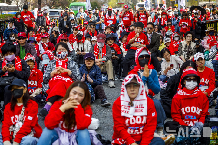 [서울=뉴시스] 정병혁 기자 = 4일 서울 종로구 안국역 인근에서 열린 윤석열 전 대통령 지지자들이 집회를 열고 피켓을 들고 있다. 2026.04.04. jhope@newsis.com