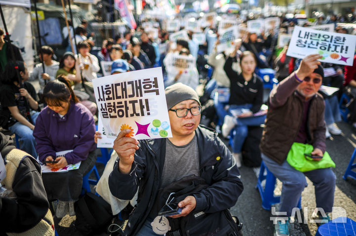 [서울=뉴시스] 정병혁 기자 = 4일 서울 종로구 안국역 인근에서 열린 내란청산 사회대개혁 주권자 승리의 날 시민행동에서 참가자들이 피켓을 들고 있다. 2026.04.04. jhope@newsis.com