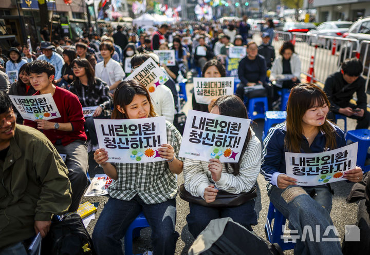 [서울=뉴시스] 정병혁 기자 = 4일 서울 종로구 안국역 인근에서 열린 내란청산 사회대개혁 주권자 승리의 날 시민행동에서 참가자들이 피켓을 들고 있다. 2026.04.04. jhope@newsis.com