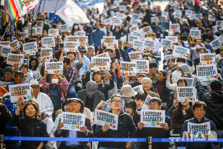 [서울=뉴시스] 정병혁 기자 = 4일 서울 종로구 안국역 인근에서 열린 내란청산 사회대개혁 주권자 승리의 날 시민행동에서 참가자들이 피켓을 들고 있다. 2026.04.04. jhope@newsis.com