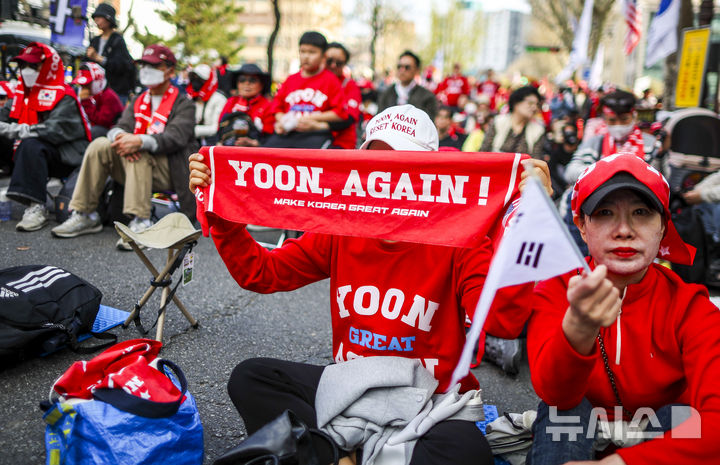[서울=뉴시스] 정병혁 기자 = 4일 서울 종로구 안국역 인근에서 열린 윤석열 전 대통령 지지자들이 집회를 열고 피켓을 들고 있다. 2026.04.04. jhope@newsis.com